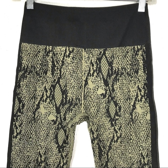 Fabletics High-Waisted Seamless Snakeskin Print 7/8 Leggings Size Medium - Picture 6 of 11